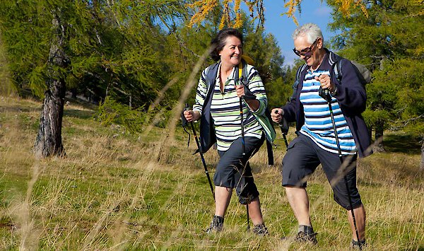 älteres Paar beim Walken in Bayern - © Shutterstock